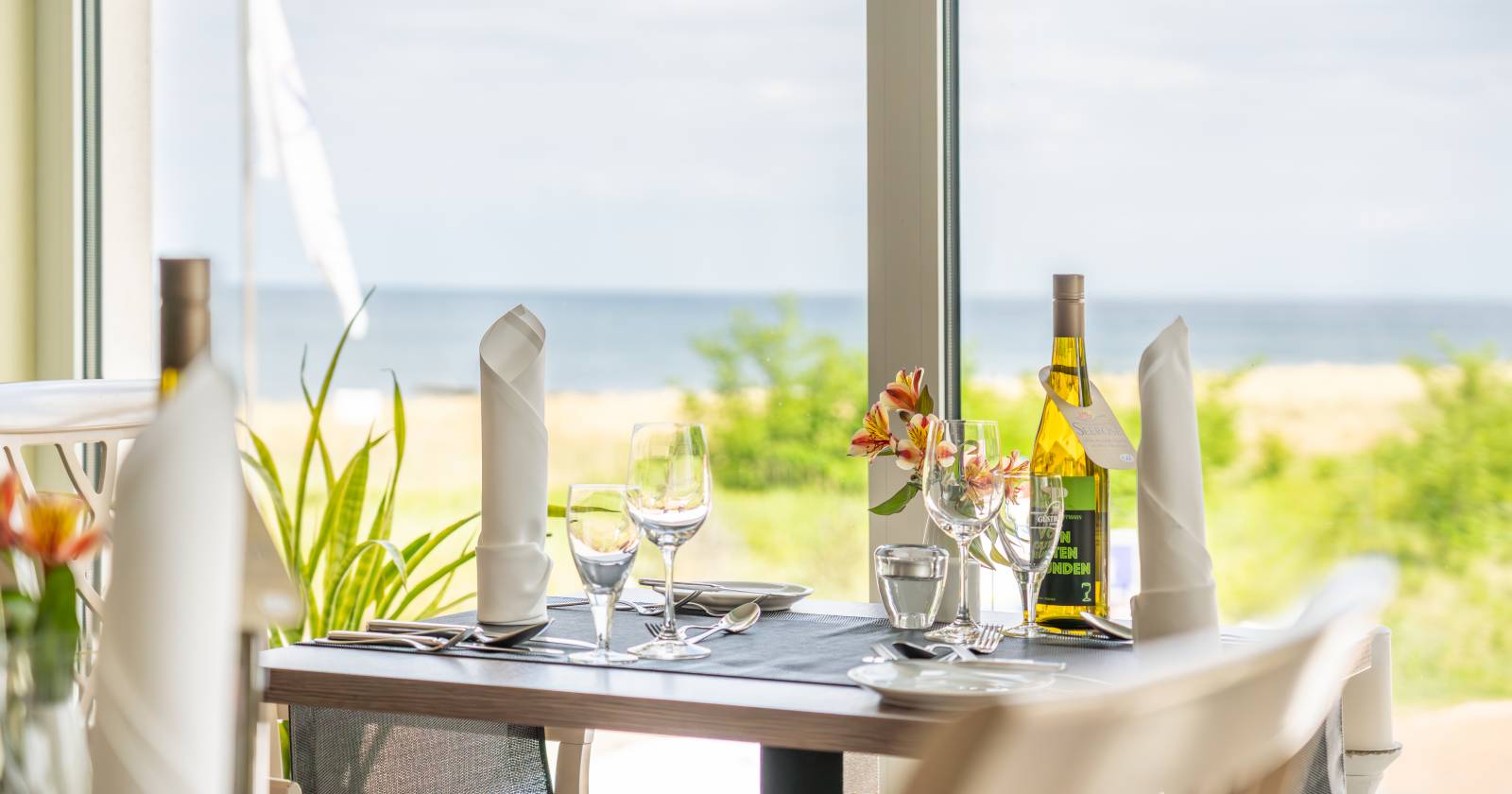 Gedeckter Tisch mit Meerblick Strandhotel Seerose Usedom 