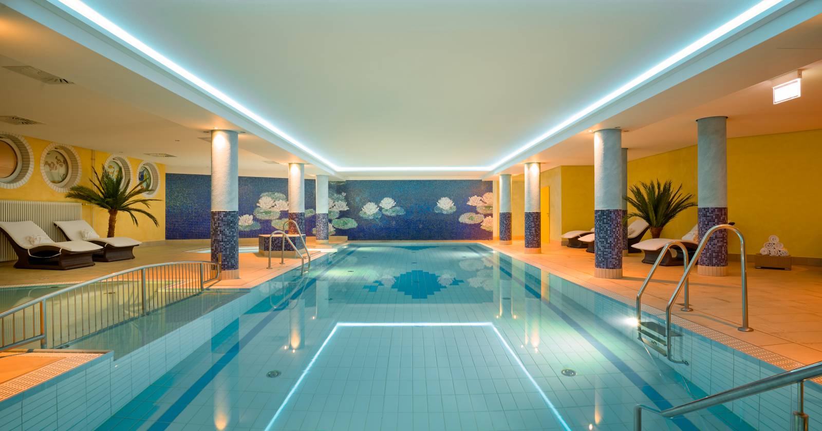 Schwimmbad und Liegestühle im Wellnessbereich 