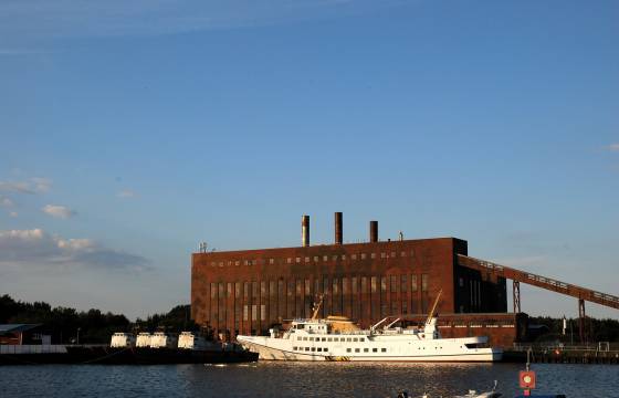 Ein Schiff in Peenemünde vor einer Fabrik