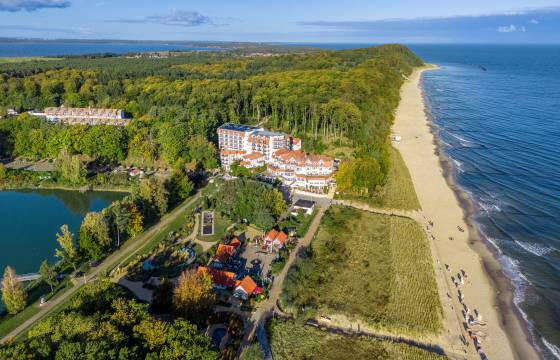 Luftaufnahme mit der Ostsee, Koelpinsee und dem Strandhotel Seerose