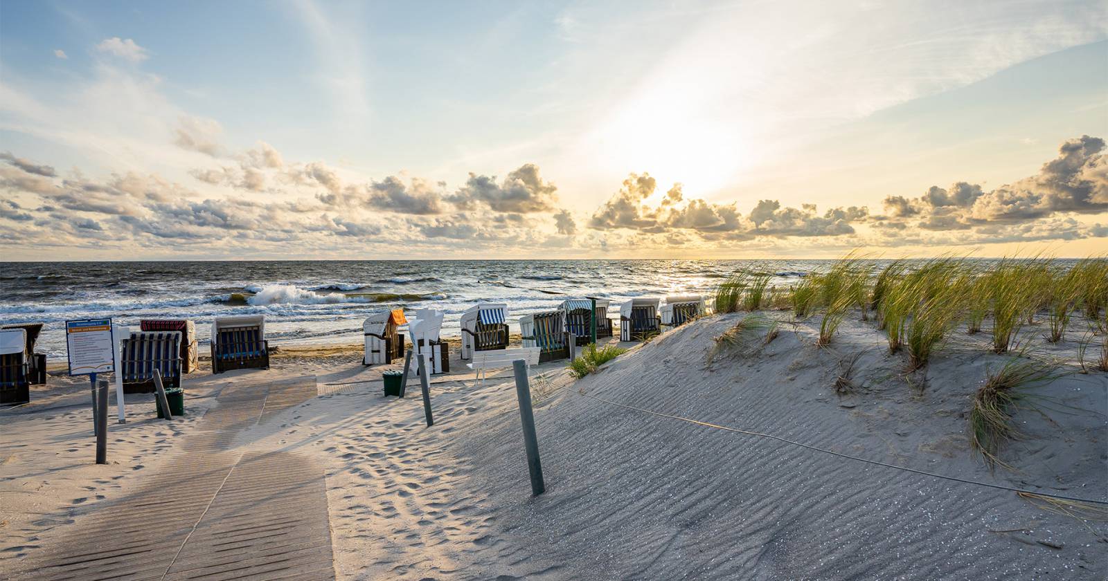 Strandkörbe am Ostseestrand bei Sonnenuntergang