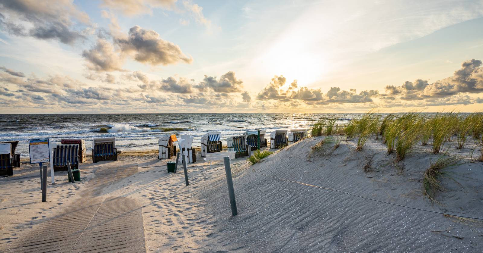 Sonnenaufgang und Strandkörbe am Strand von Usedom