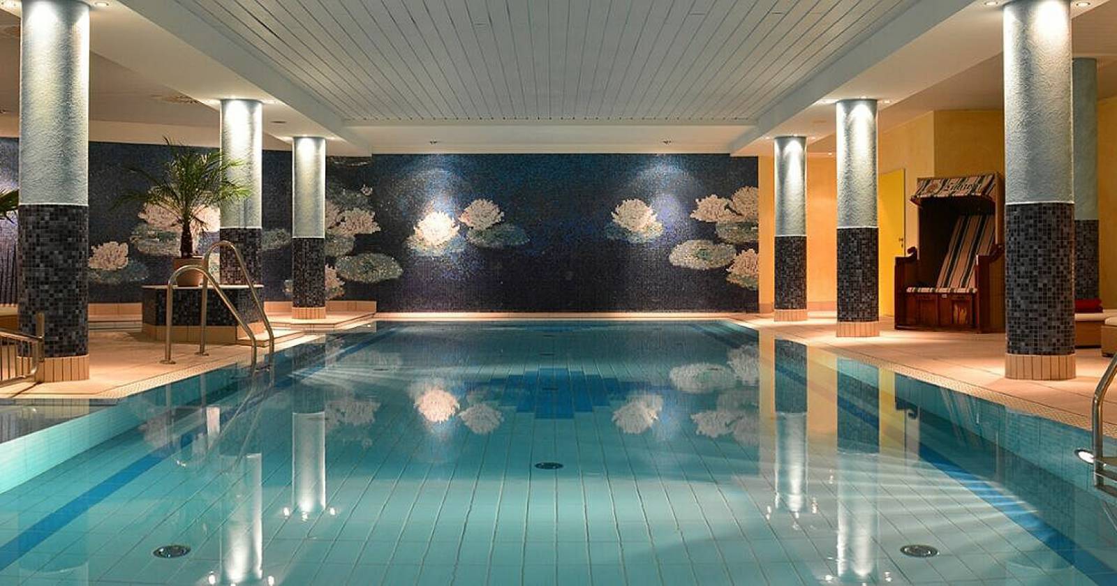 Schwimmbad und Liegestühle im Wellnessbereich Strandhotel Seerose Usedom 