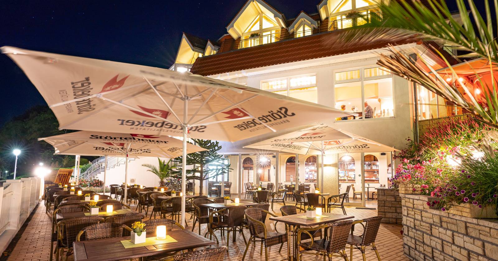 Beleuchtete Terrasse des Strandrestaurants im Strandhotel Seerose Usedom 