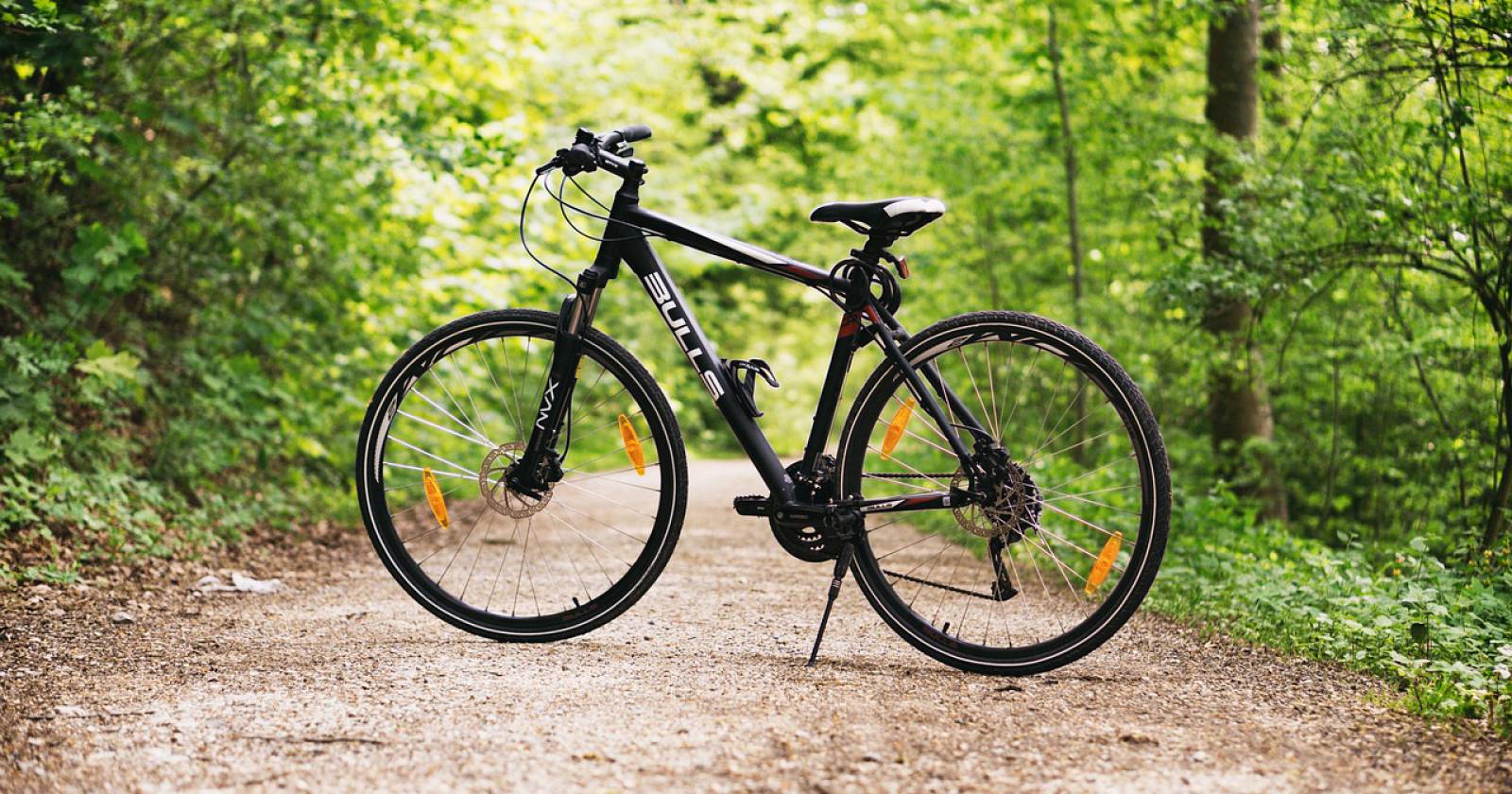 Fahrrad auf Schotterweg im Wald