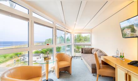 Hotelzimmer mit großer Fensterfront und Meerblick Strandhotel Seerose Usedom