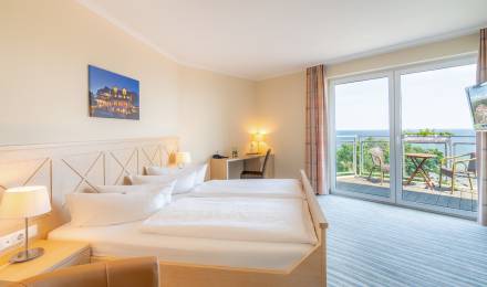 Zimmer mit Doppelbett und Balkon Strandhotel Seerose Usedom