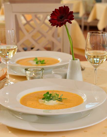 Gedeckter Tisch mit Suppentellern im Strandhotel Seerose Usedom 