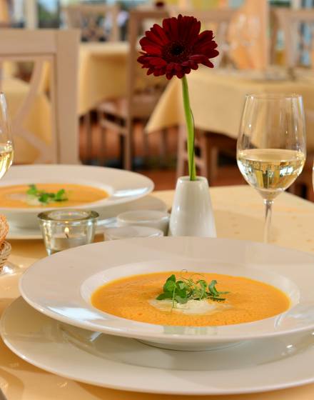 Gedeckter Tisch im Restaurant mit Suppe und Wein