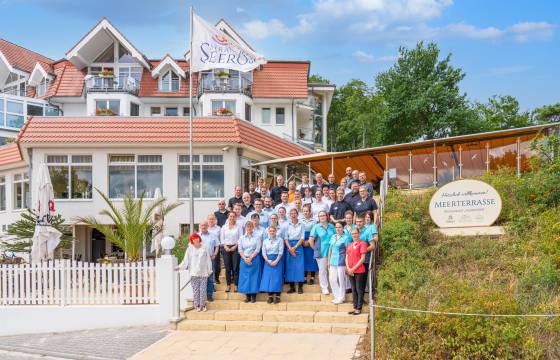 Gruppenfoto Belegschaft vor dem Strandhotel Seerose Usedom 