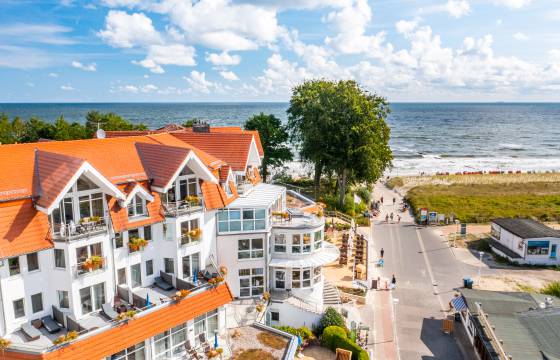 Luftaufnahme nahe am Strandhotel Seerose Usedom mit Blick aufs Meer