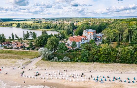 Luftaufnahme Strandhotel Seerose mit Blickrichtung Usedom