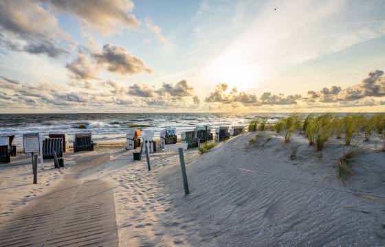 Sonnenaufgang und Strandkörbe am Strand von Usedom