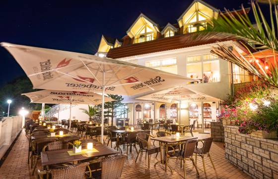 Beleuchtete Terrasse im Strandrestaurant Strandhotel Seerose Usedom 