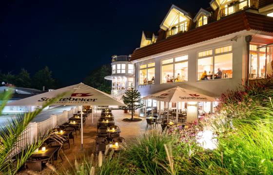 Beleuchtetes Strandhotel Seerose Usedom mit Strandterrasse