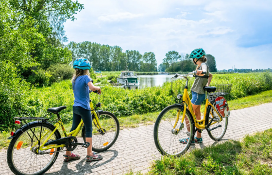 Zwei Kinder auf Fahrrädern im Sommer