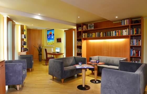 Bibliothek mit Bücherregal im Strandhotel Seerose Usedom