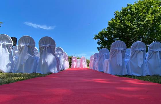 Roter Teppich und Stühle mit Hussen für Hochzeit