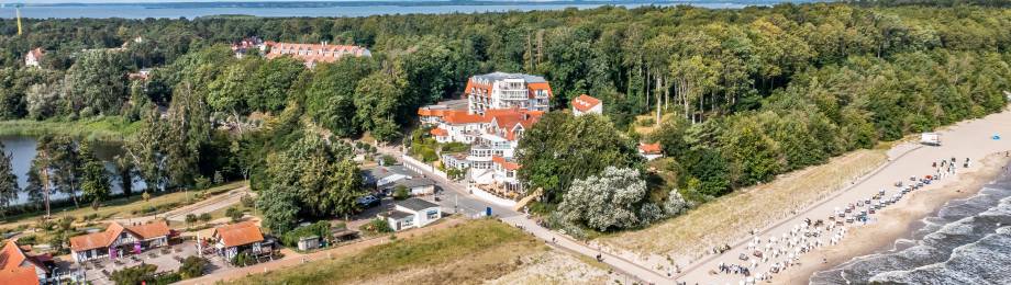 Luftaufnahme Strandhotel Seerose Usedom mit Strand und Wäldern