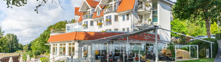 Außenaufnahme Strandhotel Seerose Usedom mit Terrasse